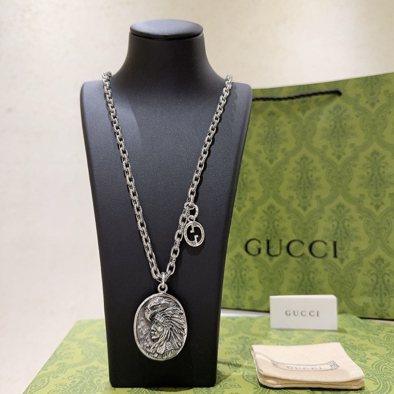 G*u*i necklaces